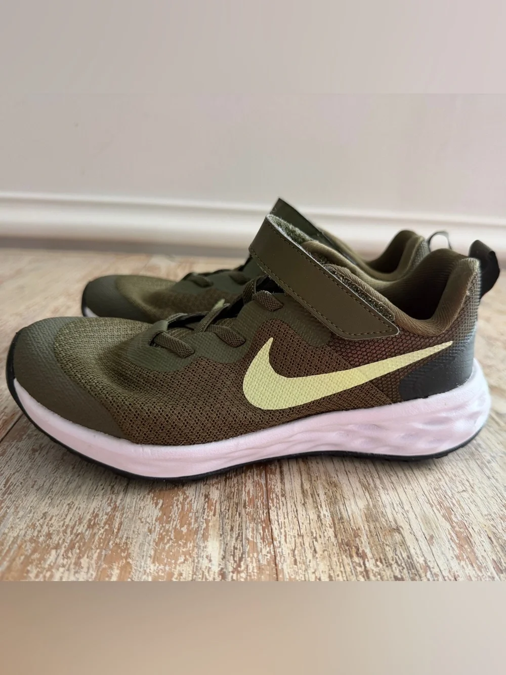 Nike Revolution 6 Rough Green Barely Volt Sneakers Kids 1Y Easy On Running Boys
